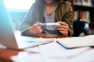 Piensa en comprar pastillas abortivas en línea: no lo hagas